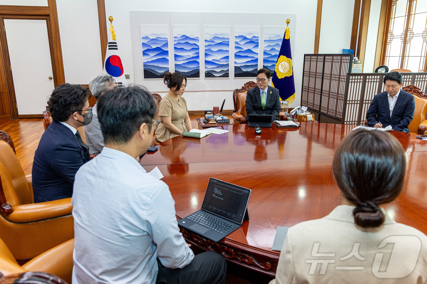 (서울=뉴스1) 이재명 기자 = 우원식 국회의장이 17일 오전 서울 여의도 국회에서 김유진 12·29 제주항공 여객기 참사 유가족협의회 대표를 비롯한 대표단과 면담을 갖고 있다. …