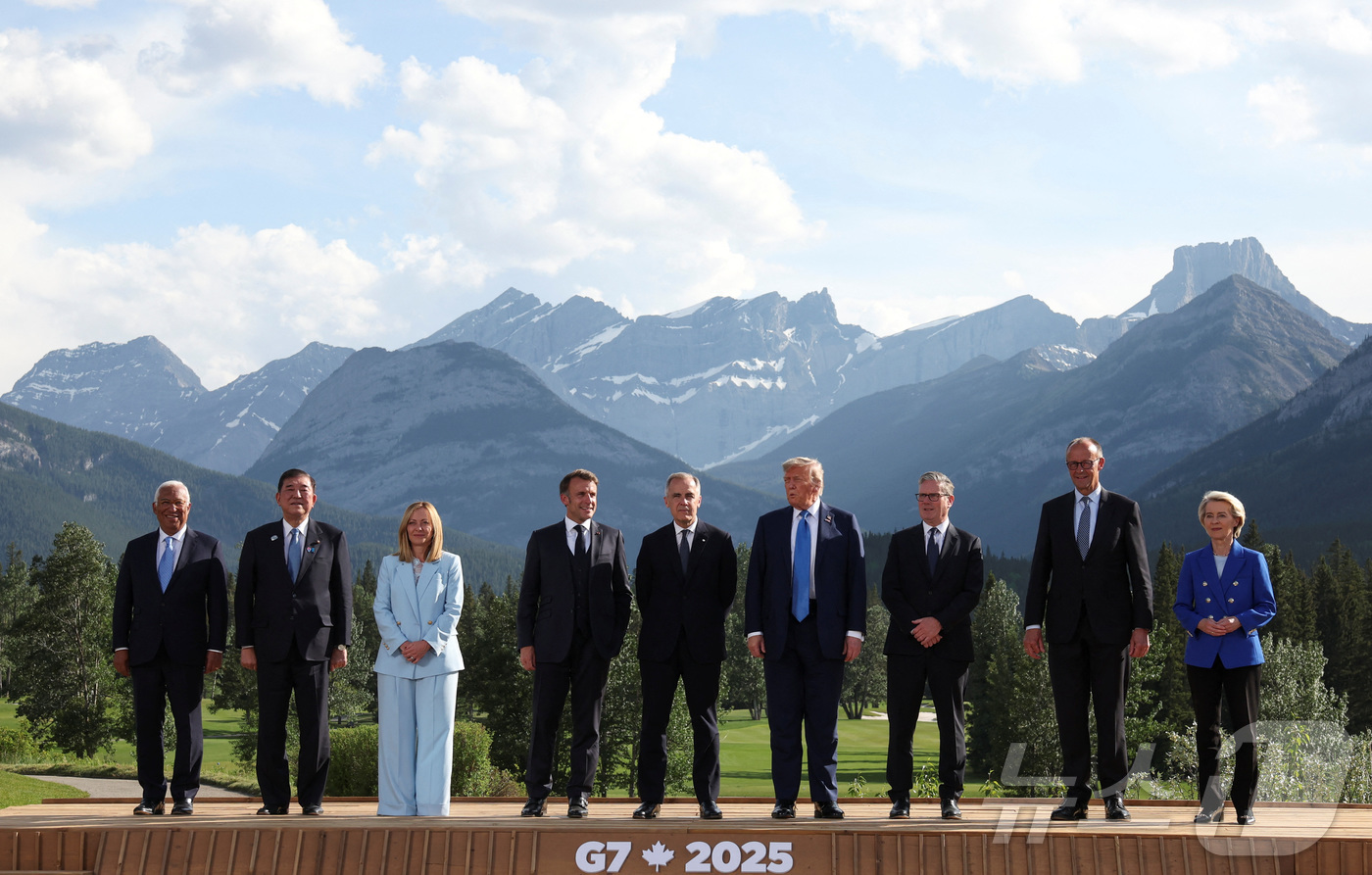 (앨버타 로이터=뉴스1) 류정민 특파원 = 16일(현지시간) 캐나다 앨버타주 휴양 도시 캐내내스키스에서 열린 주요 7개국(G7) 정상회의에 참석한 정상들이 단체 기념사진을 촬영하고 …