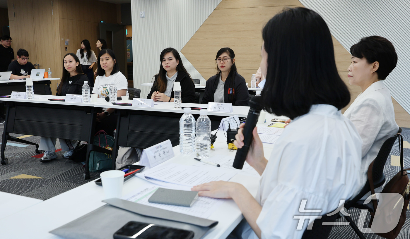 (서울=뉴스1) 박지혜 기자 = 외국인 가사관리사들이 17일 서울 성동구 KT&G 상상플래닛에서 열린 2025 외국인 가사관리사 간담회에 참석해 한은숙 고용노동부 외국인력담당관의 …