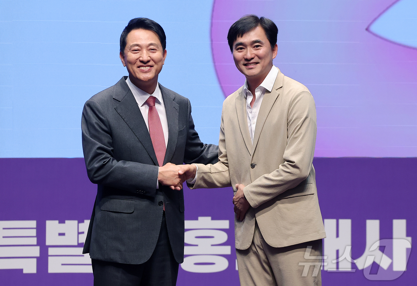 (서울=뉴스1) 김진환 기자 = 배우 김석훈이 17일 오전 서울특별시청에서 열린 ‘2025 서울특별시 홍보대사 위촉식’에서 오세훈 서울시장(왼쪽)과 기념 촬영을 하고 있다. 202 …