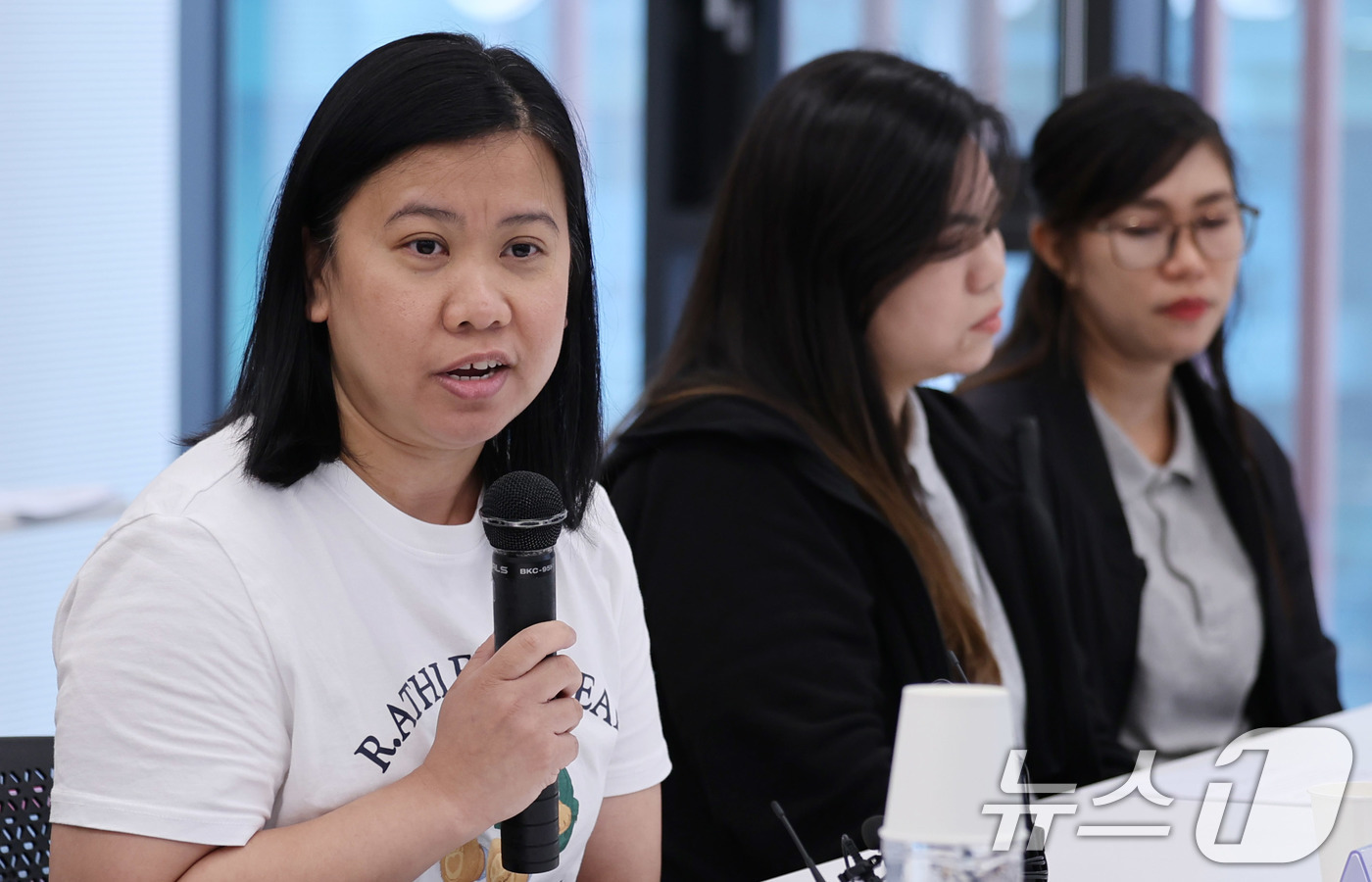 (서울=뉴스1) 박지혜 기자 = 메이 안 외국인 가사관리사가 17일 서울 성동구 KT&G 상상플래닛에서 열린 2025 외국인 가사관리사 간담회에서 애로사항 및 건의사항을 말하고 있 …