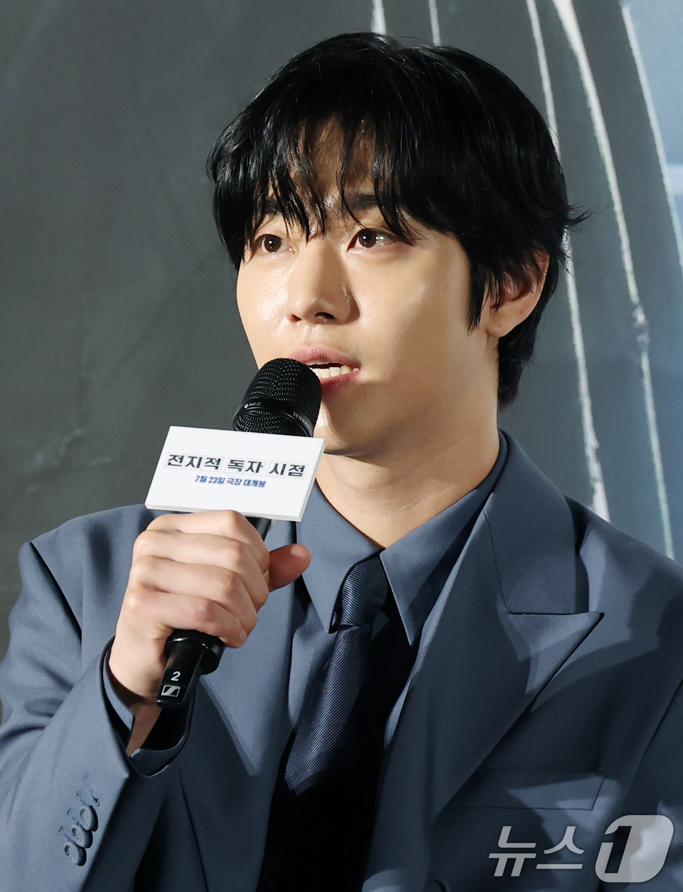 (서울=뉴스1) 권현진 기자 = 배우 안효섭이 17일 서울 광진구 롯데시네마 건대입구에서 열린 영화 '전지적 독자 시점‘(감독 김병우) 제작보고회에 참석해 캐릭터 소개를 하고 있다 …