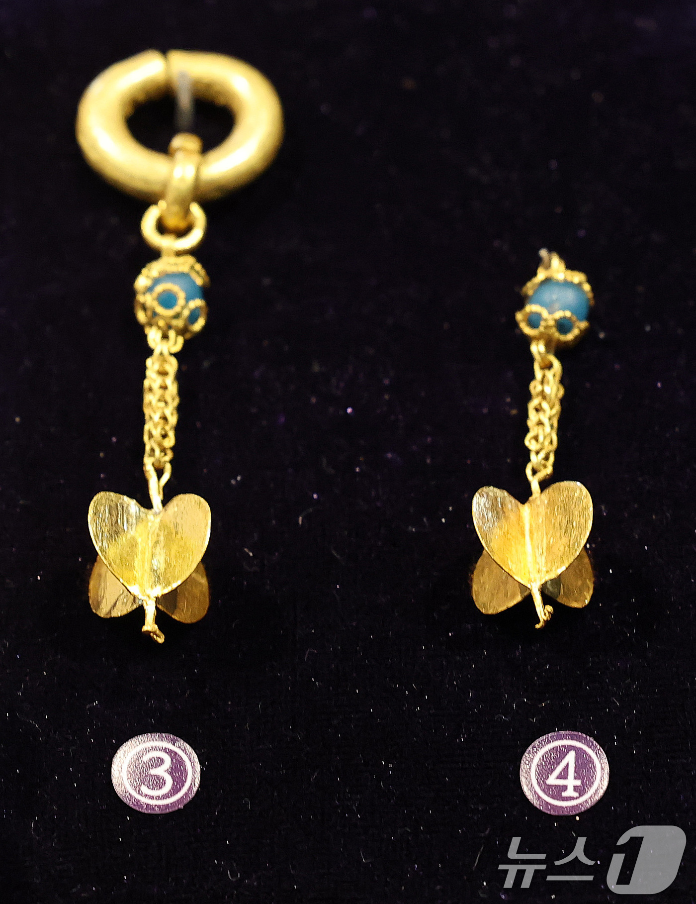 (서울=뉴스1) 박세연 기자 = 17일 서울 중구 한국의집에서 열린 ‘공주 무령왕릉과 왕릉원 조사성과’ 언론공개회에서 출토된 유물인 귀걸이와 백제 23대왕 삼근왕의 어금니로 추정되 …