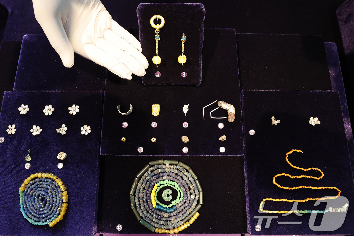 (서울=뉴스1) 박세연 기자 = 17일 서울 중구 한국의집에서 열린 ‘공주 무령왕릉과 왕릉원 조사성과’ 언론공개회에서 장신구와 백제 23대왕 삼근왕의 어금니로 추정되는 치아 등 1 …