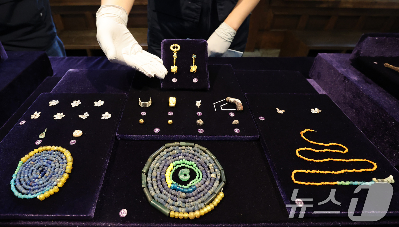 (서울=뉴스1) 박세연 기자 = 17일 서울 중구 한국의집에서 열린 ‘공주 무령왕릉과 왕릉원 조사성과’ 언론공개회에서 장신구와 백제 23대왕 삼근왕의 어금니로 추정되는 치아 등 1 …