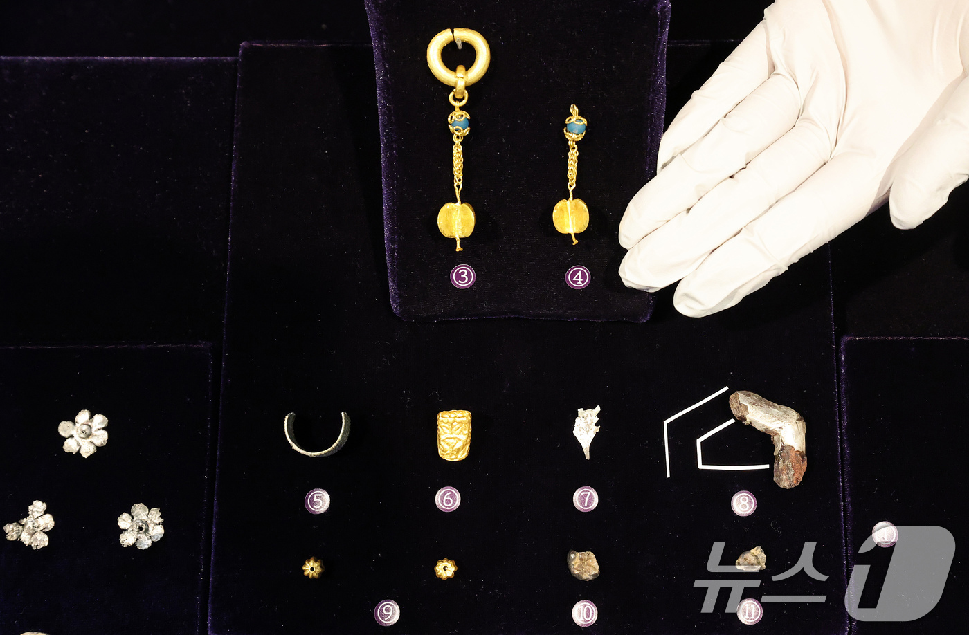 (서울=뉴스1) 박세연 기자 = 17일 서울 중구 한국의집에서 열린 ‘공주 무령왕릉과 왕릉원 조사성과’ 언론공개회에서 장신구와 백제 23대왕 삼근왕의 어금니로 추정되는 치아 등 2 …