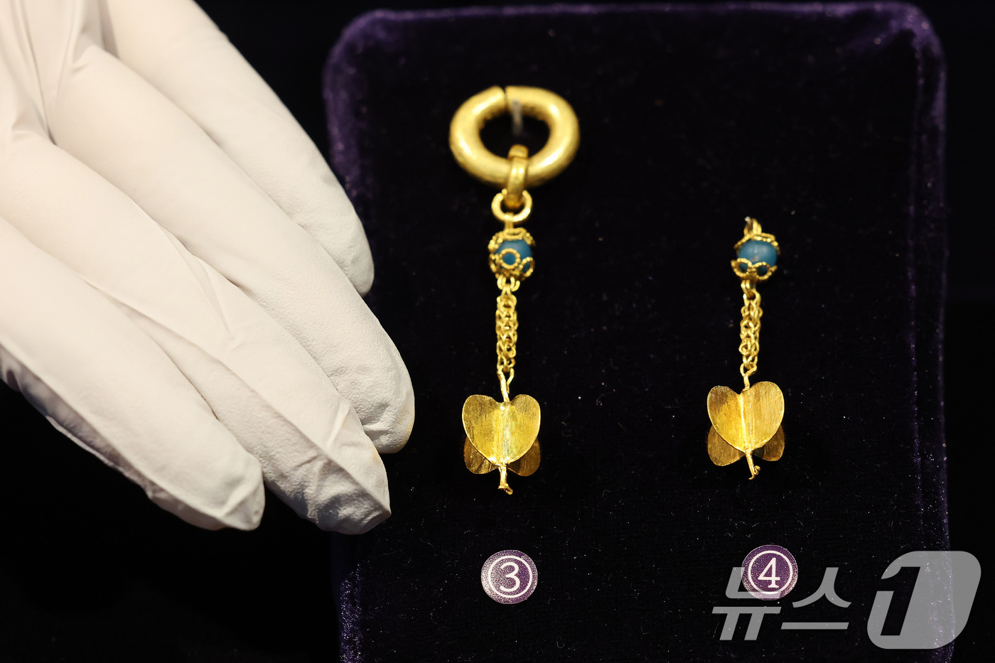 (서울=뉴스1) 박세연 기자 = 17일 서울 중구 한국의집에서 열린 ‘공주 무령왕릉과 왕릉원 조사성과’ 언론공개회에서 출토된 유물인 귀걸이와 백제 23대왕 삼근왕의 어금니로 추정되 …