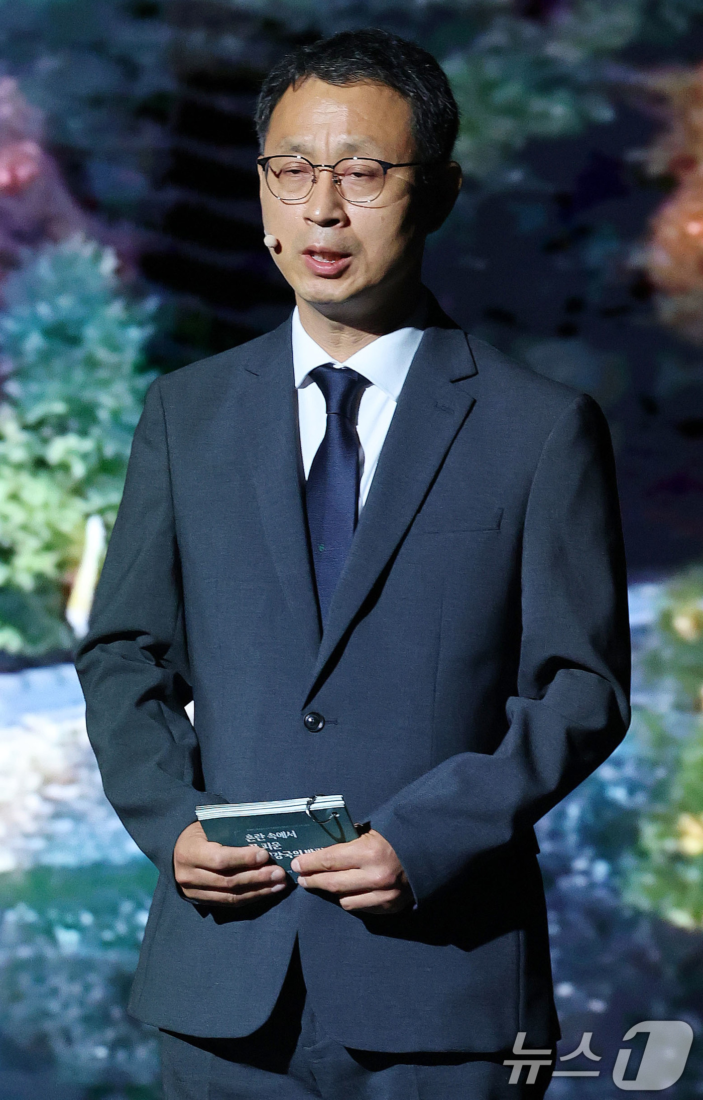 (서울=뉴스1) 박세연 기자 = 황인호 국립부여문화유산연구소장이 17일 서울 중구 한국의집에서 열린 ‘공주 무령왕릉과 왕릉원 조사성과’ 기자간담회에서 성과설명을 하고 있다.국가유산 …