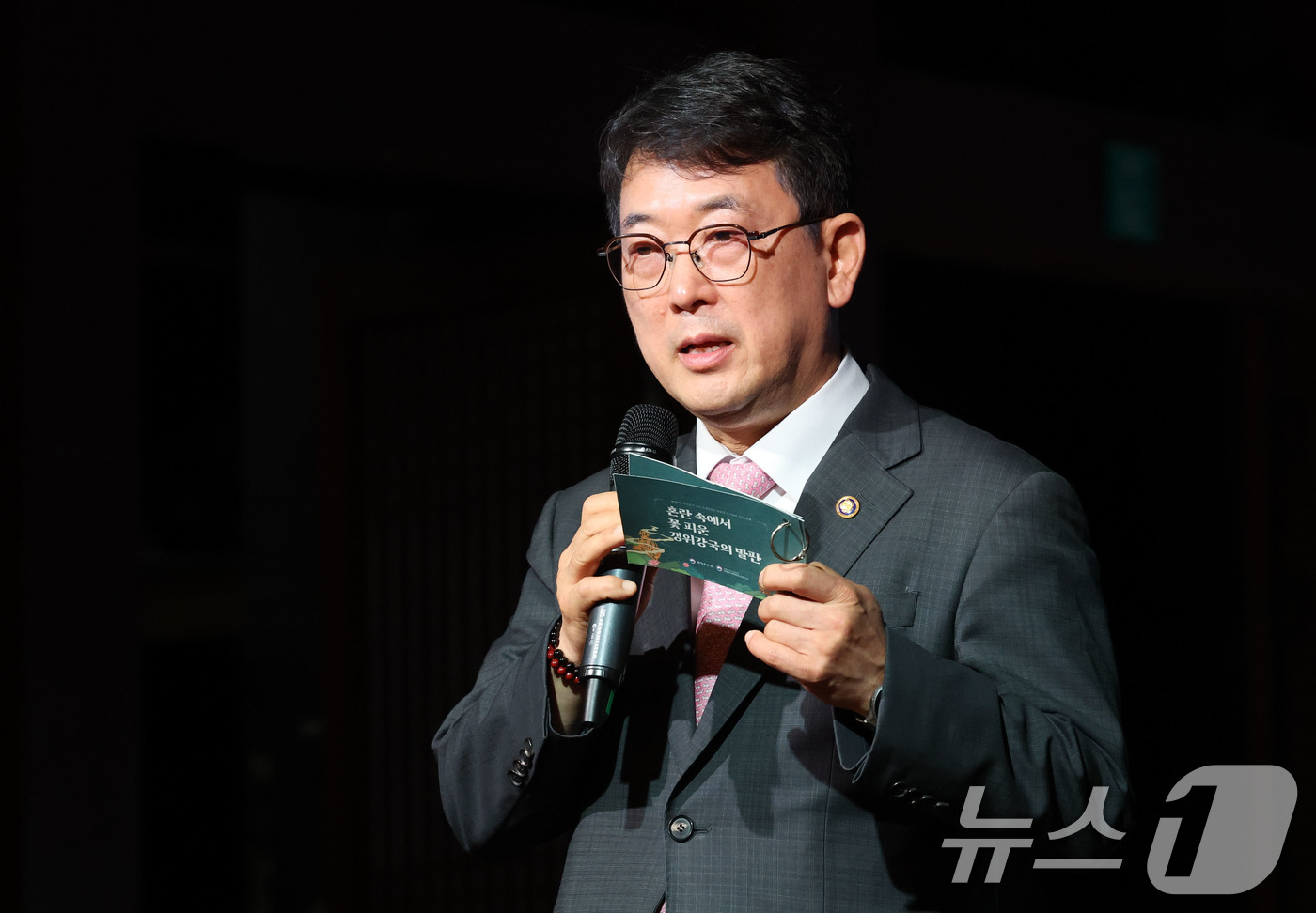 (서울=뉴스1) 박세연 기자 = 최응천 국가유산청장이 17일 서울 중구 한국의집에서 열린 ‘공주 무령왕릉과 왕릉원 조사성과’ 기자간담회에서 인사말을 하고 있다.국가유산청 국립부여문 …