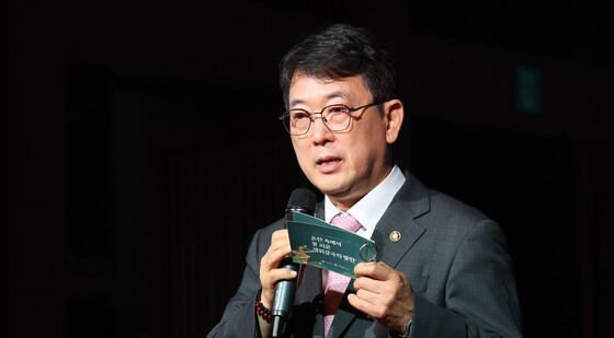 기자간담회 인사말하는 최응천 국가유산청장