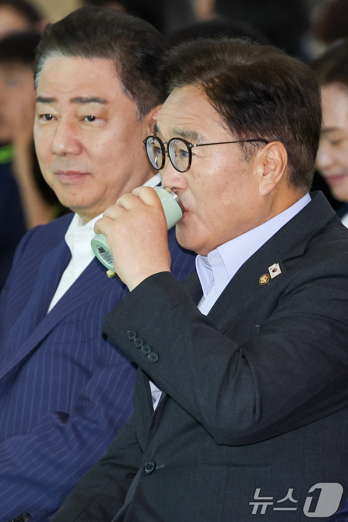 (서울=뉴스1) 안은나 기자 = 우원식 국회의장이 17일 오전 서울 여의도 국회 로텐더홀에서 열린 국회 탄소중립 선언식에서 텀블러를 사용하고 있다. 왼쪽은 김병기 더불어민주당 대표 …