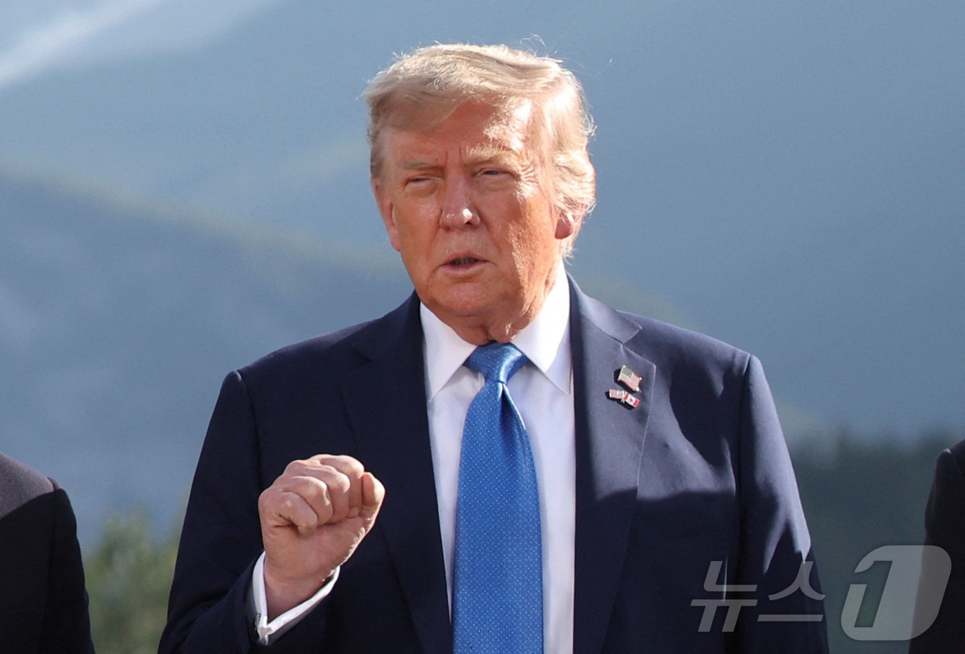 (캐내내스키스 로이터=뉴스1) 강민경 기자 = 16일 캐나다 앨버타주 캐내내스키스에서 열린 G7 정상회의 중 도널드 트럼프 미국 대통령이 단체 사진 촬영에 임하며 자세를 취하고 있 …