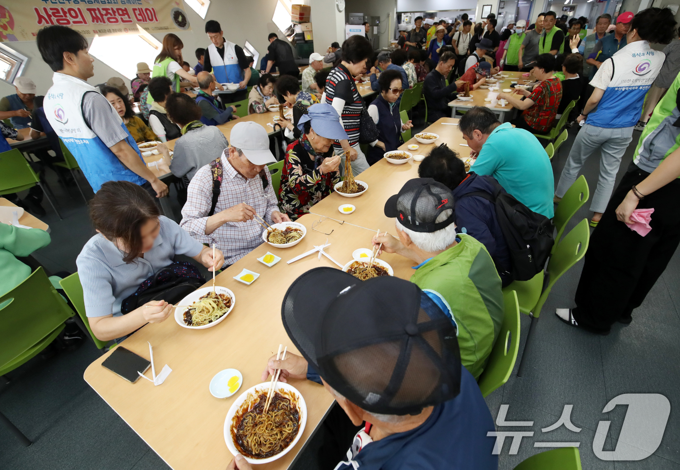 (부산=뉴스1) 윤일지 기자 = 17일 부산진구 다사랑복합문화예술회관 경로식당에서 열린 '사랑의 짜장면 데이' 행사에서 부산진구중식봉사협회 회원들이 어르신들에게 짜장면 900여 그 …