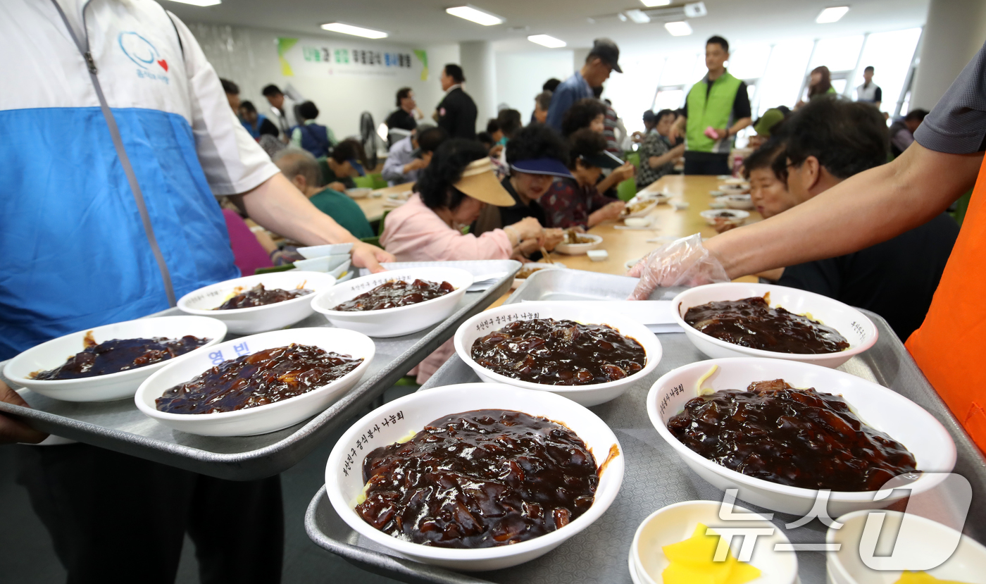 (부산=뉴스1) 윤일지 기자 = 17일 부산진구 다사랑복합문화예술회관 경로식당에서 열린 '사랑의 짜장면 데이' 행사에서 부산진구중식봉사협회 회원들이 어르신들에게 짜장면 900여 그 …