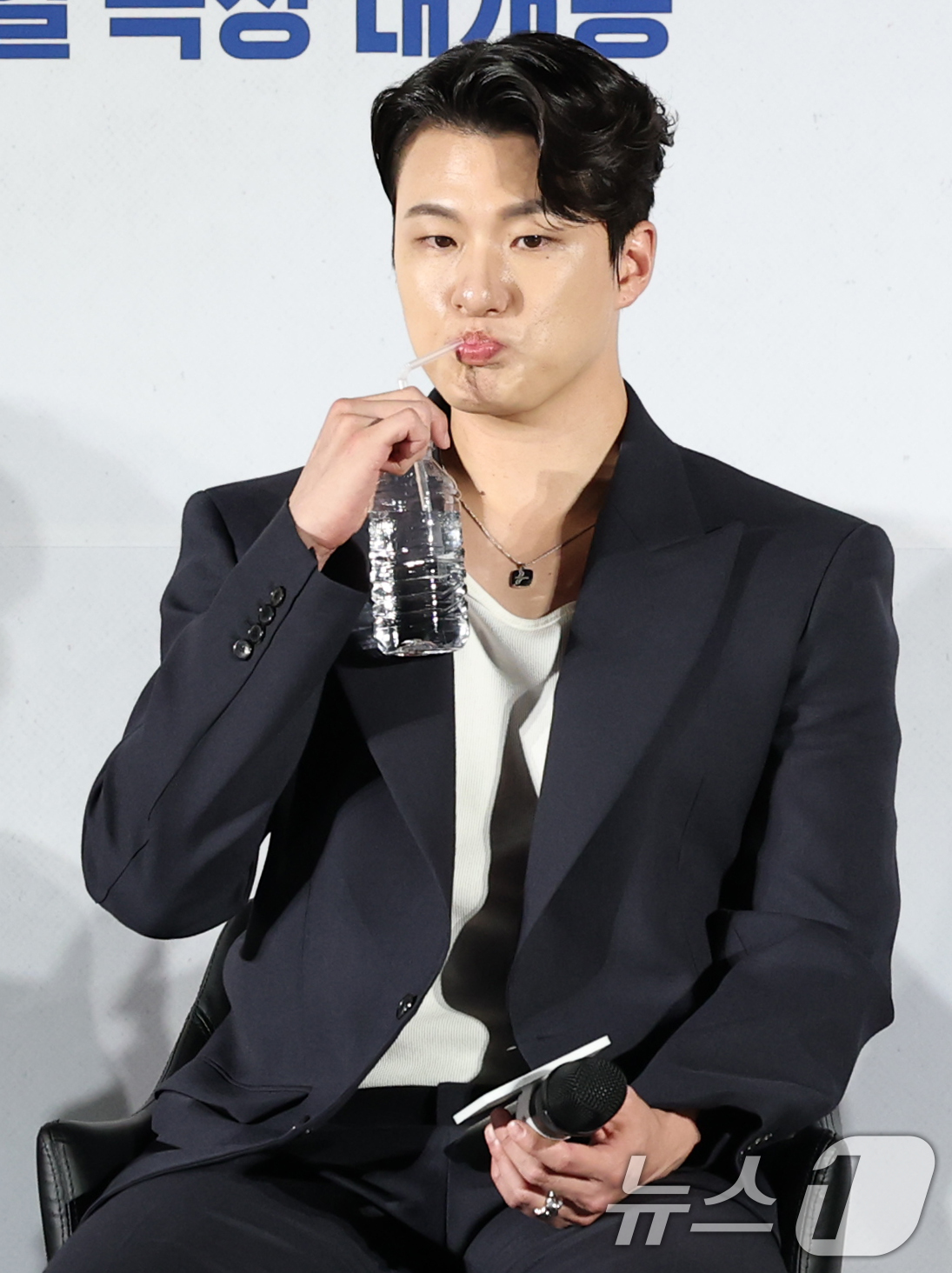 (서울=뉴스1) 권현진 기자 = 배우 신승호가 17일 서울 광진구 롯데시네마 건대입구에서 열린 영화 '전지적 독자 시점‘(감독 김병우) 제작보고회에 참석해 빨대로 물을 마시고 있다 …