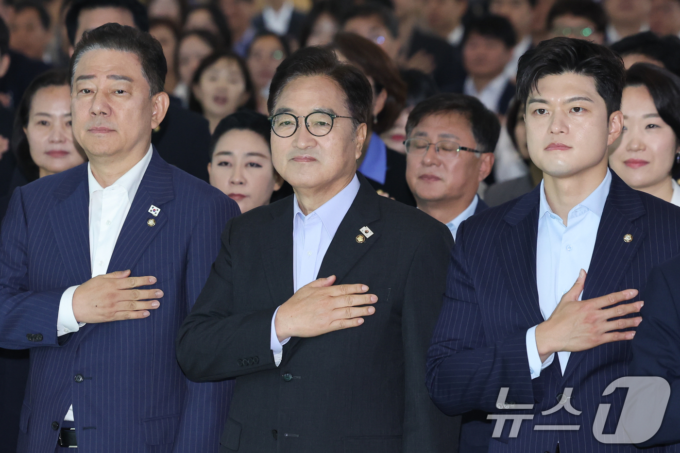 (서울=뉴스1) 안은나 기자 = 김병기 더불어민주당 대표 직무대행 겸 원내대표(왼쪽부터)와 우원식 국회의장, 김용태 국민의힘 비상대책위원장이 17일 오전 서울 여의도 국회 로텐더홀 …