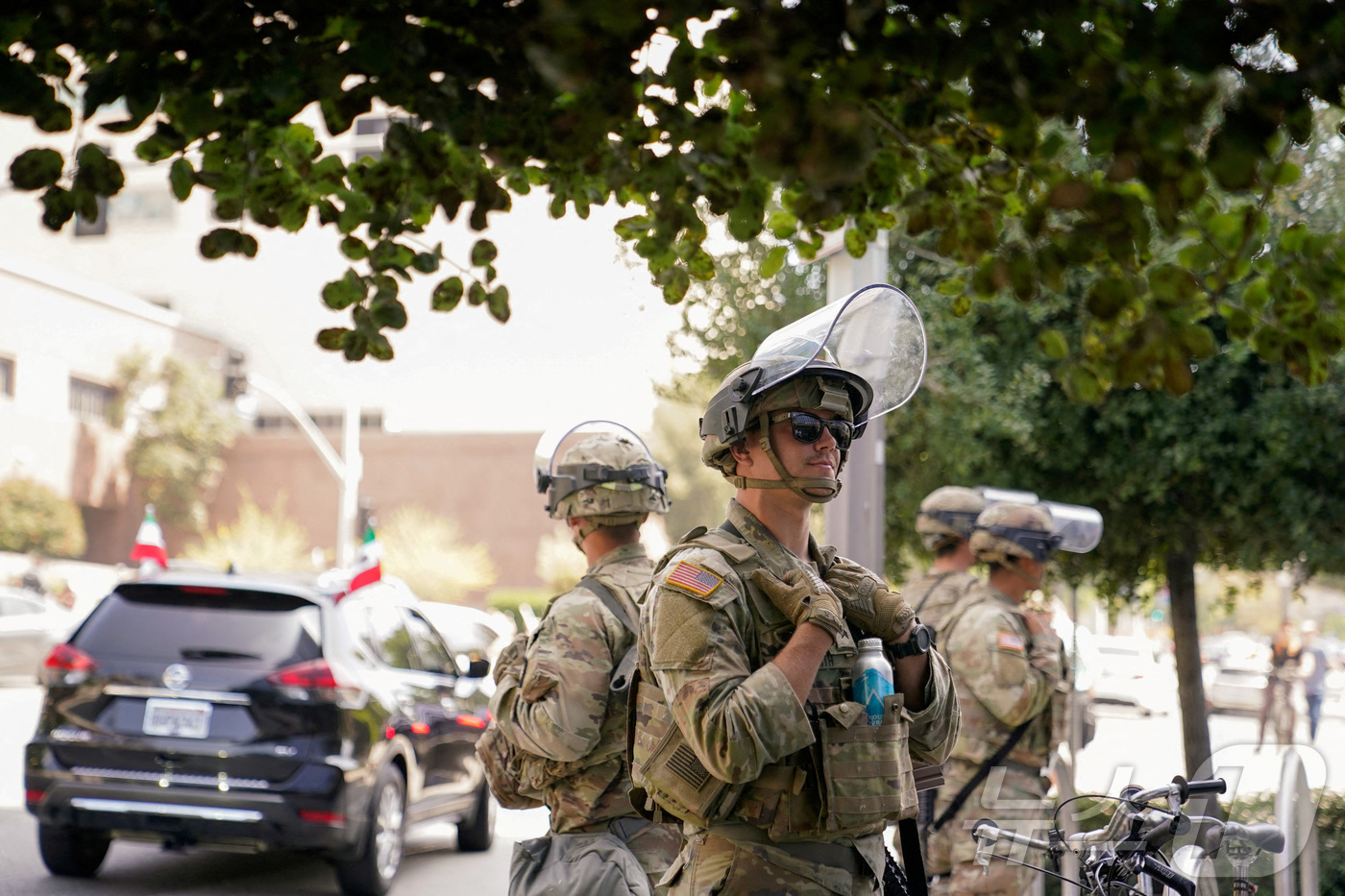 (로스앤젤레스 로이터=뉴스1) 강민경 기자 = 미국 해병대원들이 14일 캘리포니아 로스앤젤레스에서 열린 노 킹스 데이 시위 중 도널드 트럼프 대통령의 정책과 연방 이민 단속에 반대 …