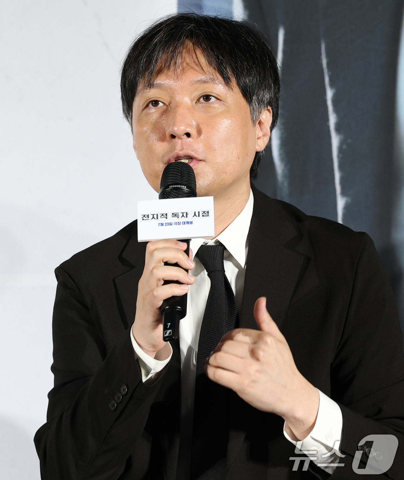 (서울=뉴스1) 권현진 기자 = 김병우 감독이 17일 서울 광진구 롯데시네마 건대입구에서 열린 영화 '전지적 독자 시점‘ 제작보고회에 참석해 취재진 질문에 답하고 있다.'전지적 독 …