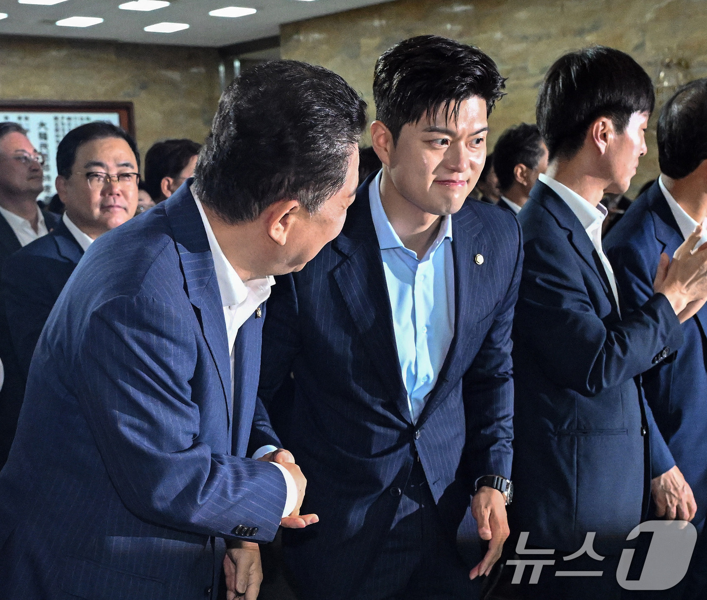 (서울=뉴스1) 안은나 기자 = 김병기 더불어민주당 대표 직무대행 겸 원내대표(왼쪽)와 김용태 국민의힘 비상대책위원장이 17일 서울 여의도 국회 로텐더홀에서 열린 탄소 중립 선언식 …