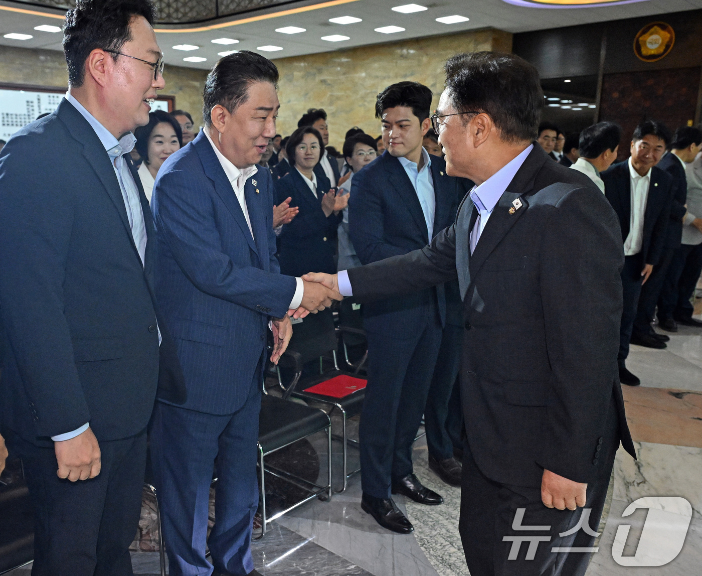 (서울=뉴스1) 안은나 기자 = 우원식 국회의장이 17일 오전 서울 여의도 국회 로텐더홀에서 열린 국회 탄소중립 선언식에 참석해 김병기 더불어민주당 대표 직무대행 겸 원내대표와 악 …