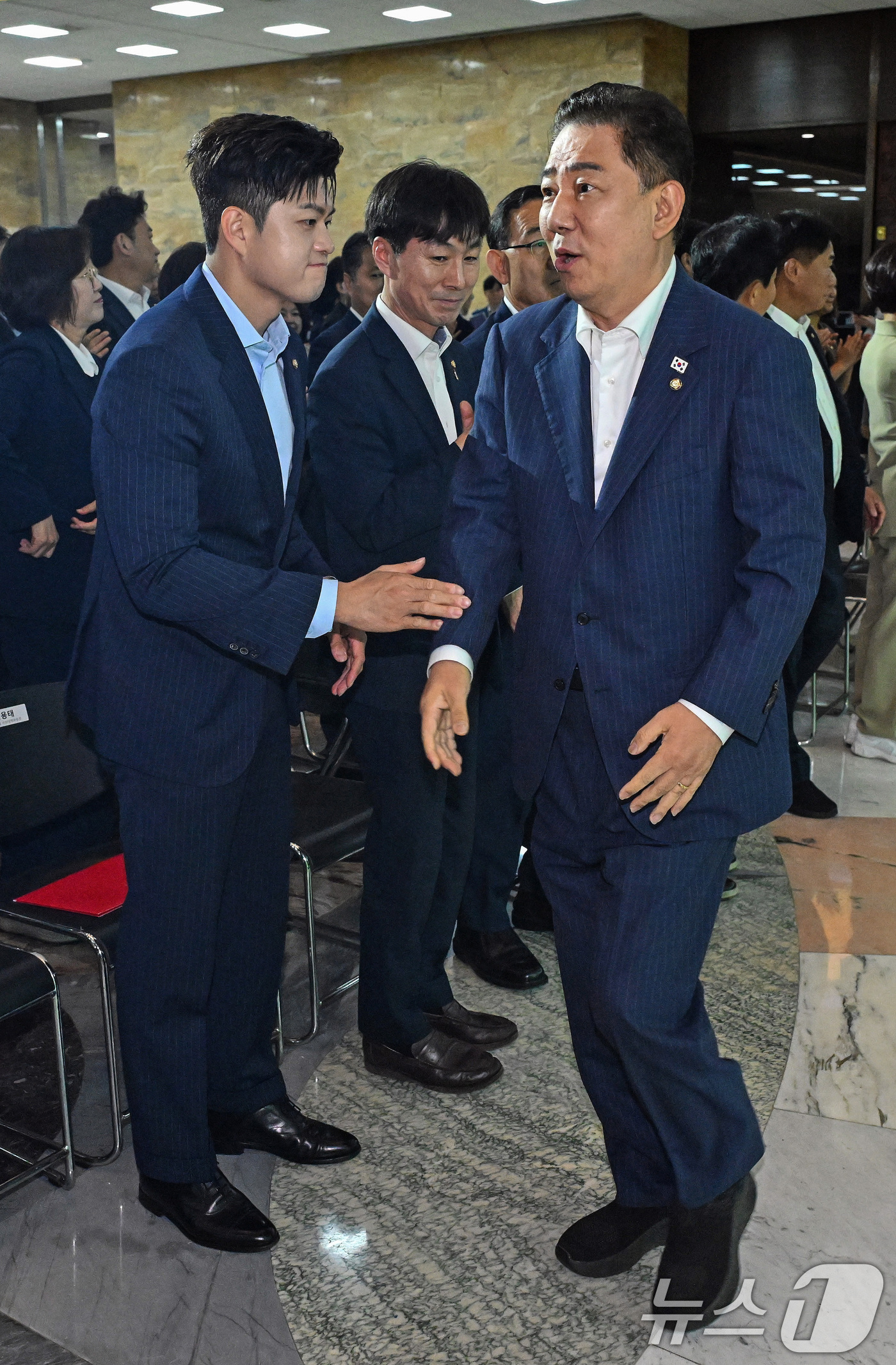 (서울=뉴스1) 안은나 기자 = 김용태 국민의힘 비상대책위원장(왼쪽)이 17일 서울 여의도 국회 로텐더홀에서 열린 탄소 중립 선언식에서 김병기 더불어민주당 대표 직무대행 겸 원내대 …