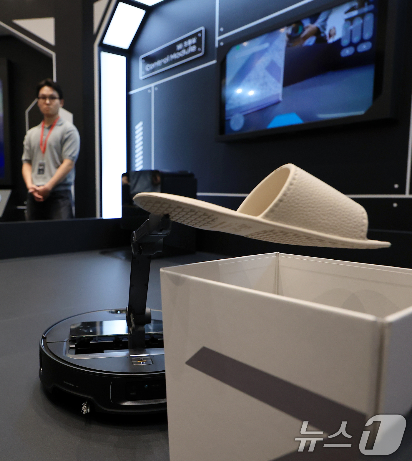 (서울=뉴스1) 박정호 기자 = 17일 오전 서울 서초구 신반포로 신세계 강남 고속버스터미널 1층에 마련된 글로벌 스마트 홈 기업 로보락(Roborock)의 '로보락 Saros Z …