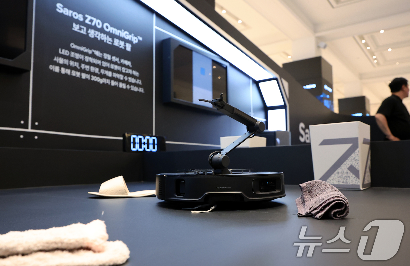 (서울=뉴스1) 박정호 기자 = 17일 오전 서울 서초구 신반포로 신세계 강남 고속버스터미널 1층에 마련된 글로벌 스마트 홈 기업 로보락(Roborock)의 '로보락 Saros Z …