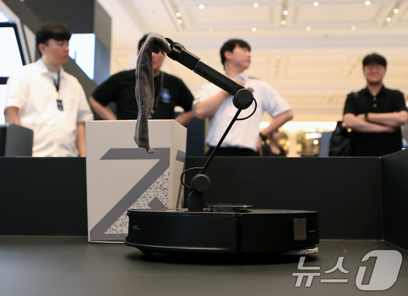 (서울=뉴스1) 박정호 기자 = 17일 오전 서울 서초구 신반포로 신세계 강남 고속버스터미널 1층에 마련된 글로벌 스마트 홈 기업 로보락(Roborock)의 '로보락 Saros Z …