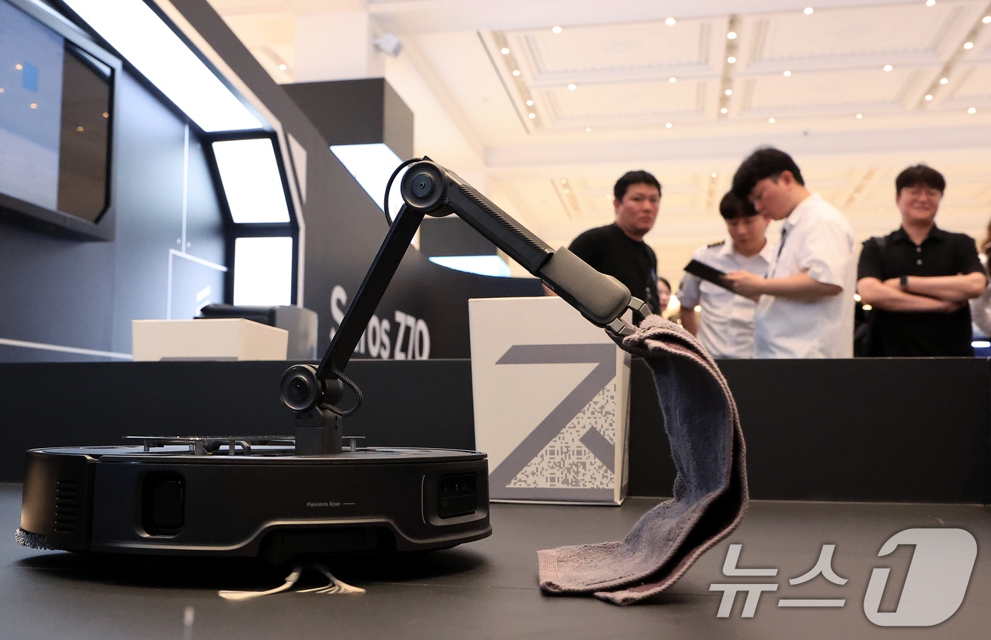 (서울=뉴스1) 박정호 기자 = 17일 오전 서울 서초구 신반포로 신세계 강남 고속버스터미널 1층에 마련된 글로벌 스마트 홈 기업 로보락(Roborock)의 '로보락 Saros Z …