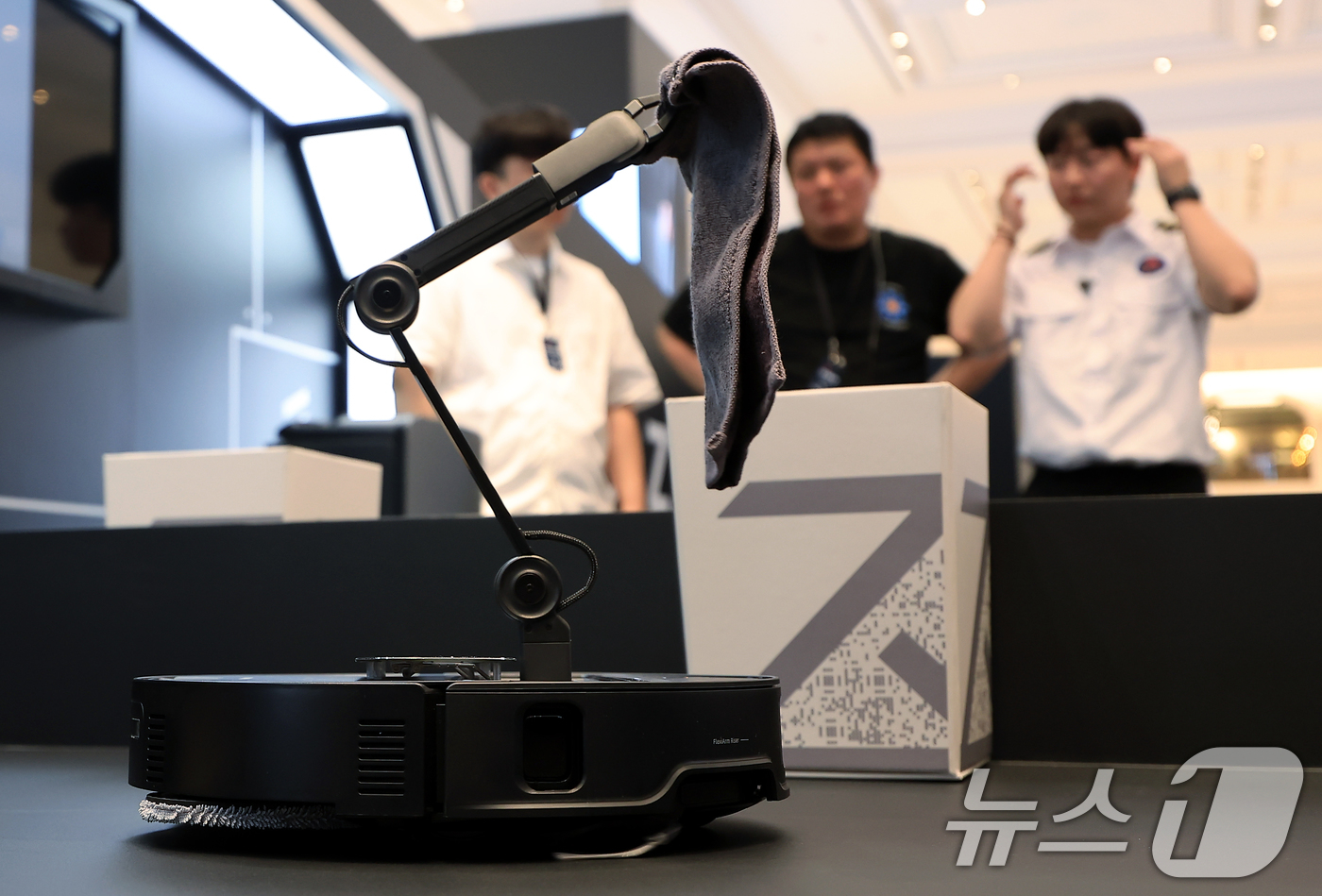 (서울=뉴스1) 박정호 기자 = 17일 오전 서울 서초구 신반포로 신세계 강남 고속버스터미널 1층에 마련된 글로벌 스마트 홈 기업 로보락(Roborock)의 '로보락 Saros Z …