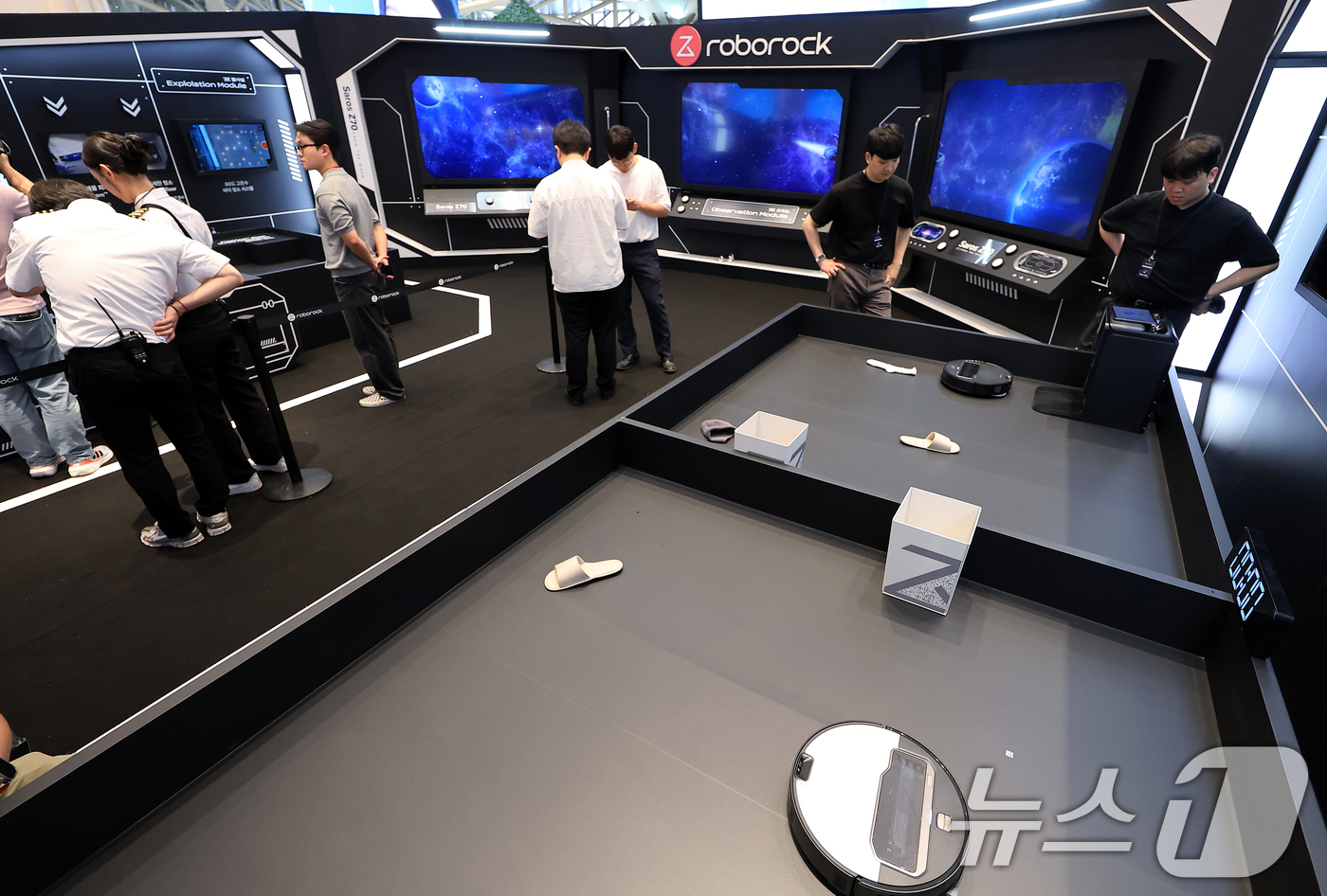 (서울=뉴스1) 박정호 기자 = 17일 오전 서울 서초구 신반포로 신세계 강남 고속버스터미널 1층에 글로벌 스마트 홈 기업 로보락(Roborock)의 '로보락 Saros Z70' …