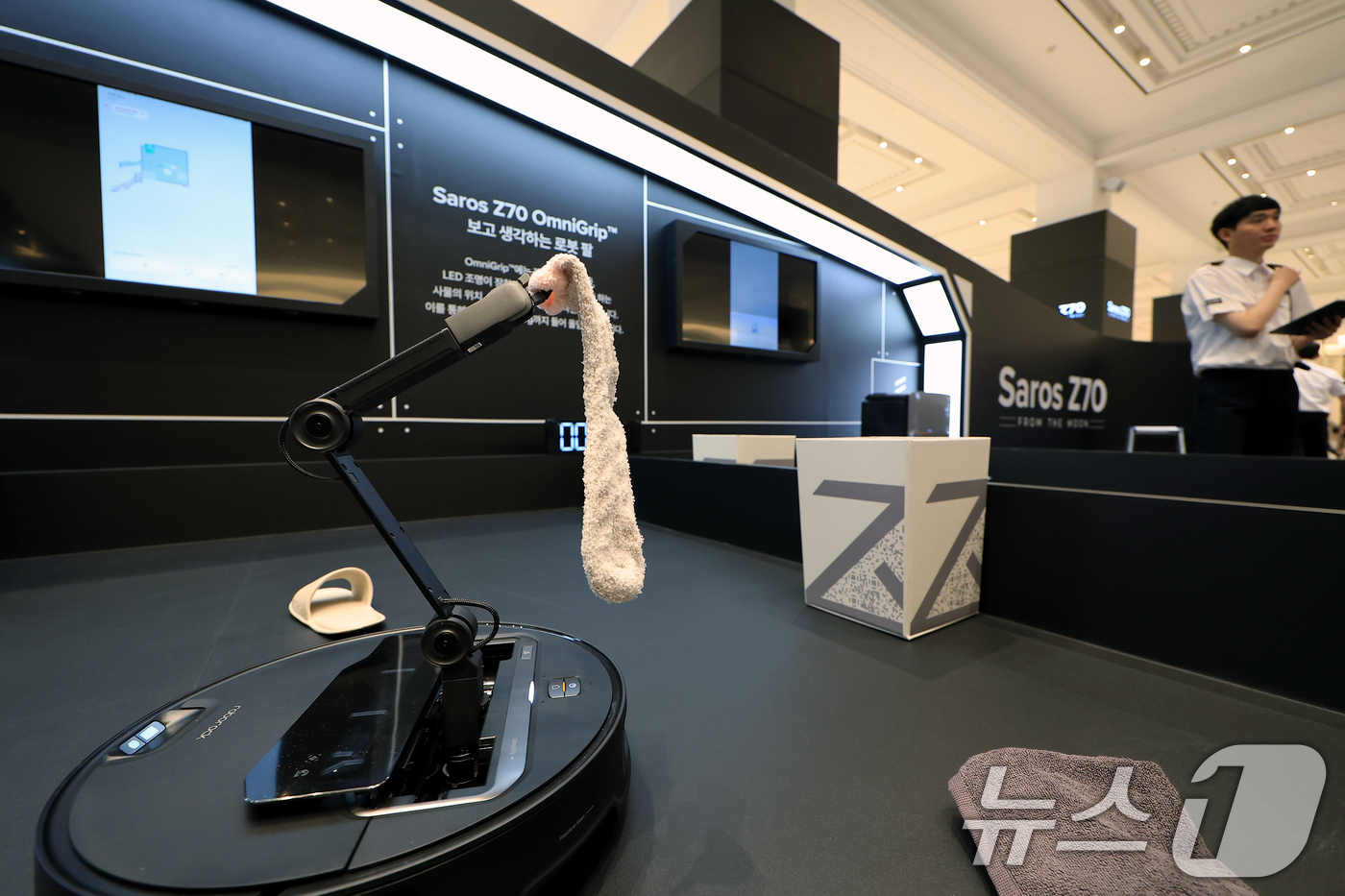 (서울=뉴스1) 박정호 기자 = 17일 오전 서울 서초구 신반포로 신세계 강남 고속버스터미널 1층에 마련된 글로벌 스마트 홈 기업 로보락(Roborock)의 '로보락 Saros Z …