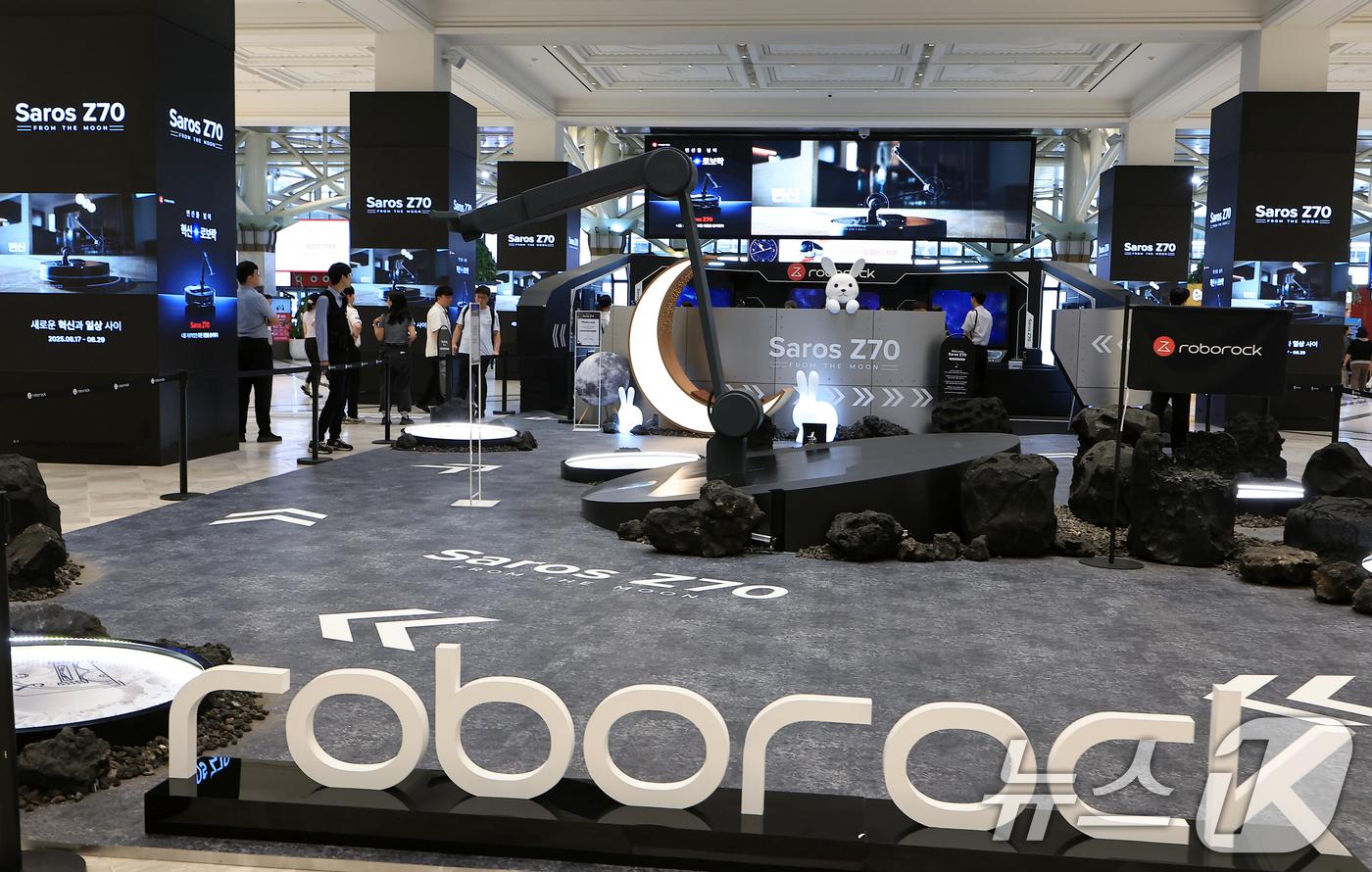 (서울=뉴스1) 박정호 기자 = 17일 오전 서울 서초구 신반포로 신세계 강남 고속버스터미널 1층에 글로벌 스마트 홈 기업 로보락(Roborock)의 '로보락 Saros Z70' …