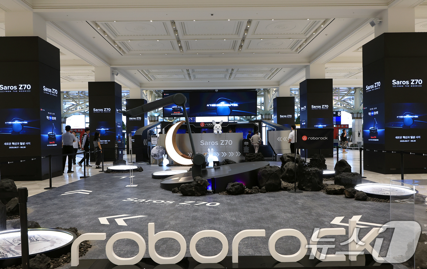 (서울=뉴스1) 박정호 기자 = 17일 오전 서울 서초구 신반포로 신세계 강남 고속버스터미널 1층에 글로벌 스마트 홈 기업 로보락(Roborock)의 '로보락 Saros Z70' …