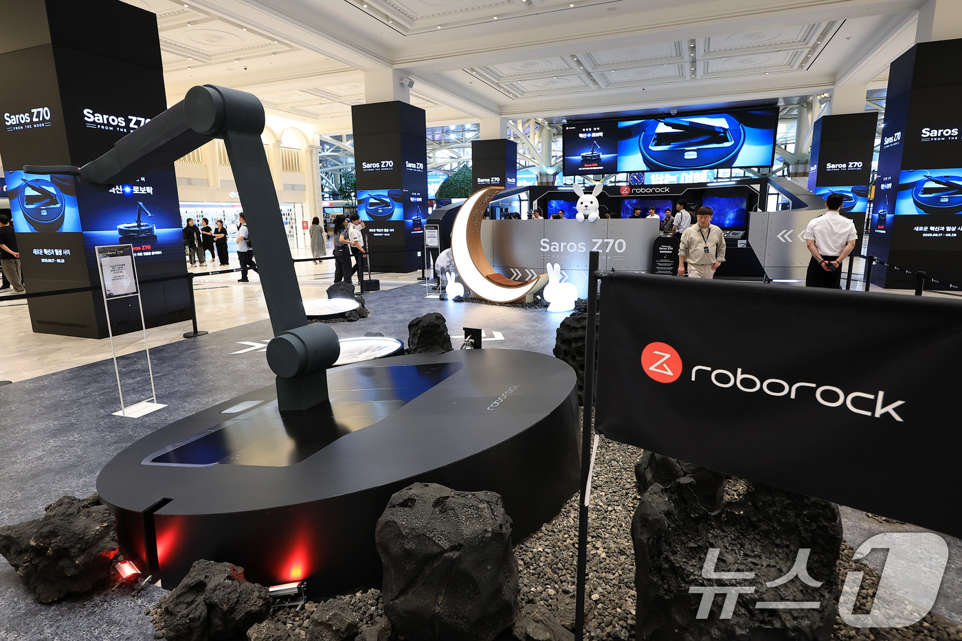 (서울=뉴스1) 박정호 기자 = 17일 오전 서울 서초구 신반포로 신세계 강남 고속버스터미널 1층에 글로벌 스마트 홈 기업 로보락(Roborock)의 '로보락 Saros Z70' …