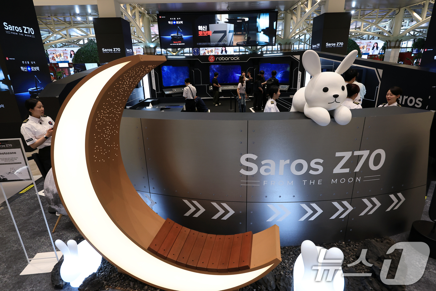 (서울=뉴스1) 박정호 기자 = 17일 오전 서울 서초구 신반포로 신세계 강남 고속버스터미널 1층에 글로벌 스마트 홈 기업 로보락(Roborock)의 '로보락 Saros Z70' …