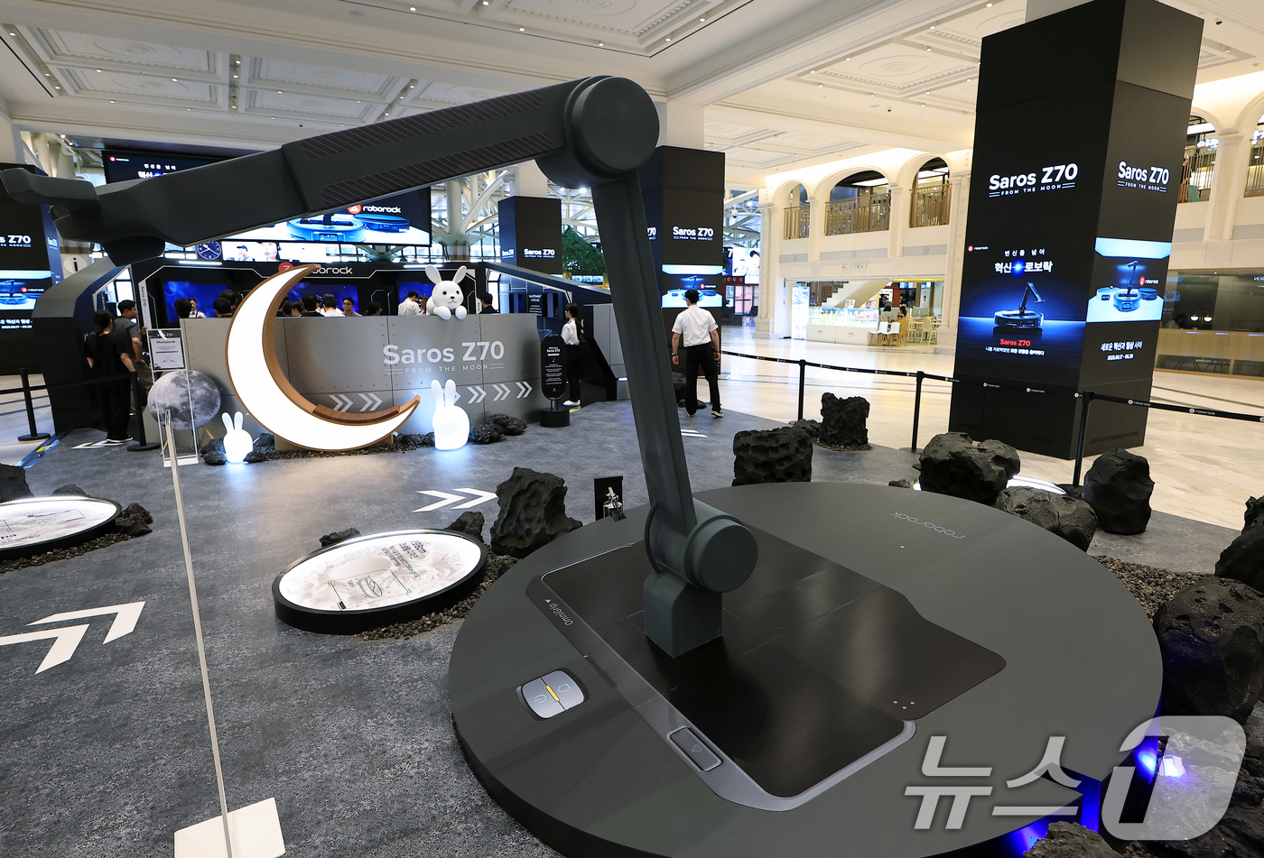 (서울=뉴스1) 박정호 기자 = 17일 오전 서울 서초구 신반포로 신세계 강남 고속버스터미널 1층에 글로벌 스마트 홈 기업 로보락(Roborock)의 '로보락 Saros Z70' …