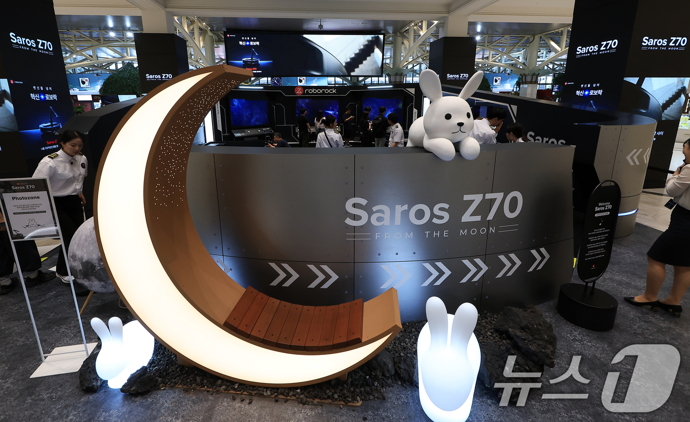 (서울=뉴스1) 박정호 기자 = 17일 오전 서울 서초구 신반포로 신세계 강남 고속버스터미널 1층에 글로벌 스마트 홈 기업 로보락(Roborock)의 '로보락 Saros Z70' …