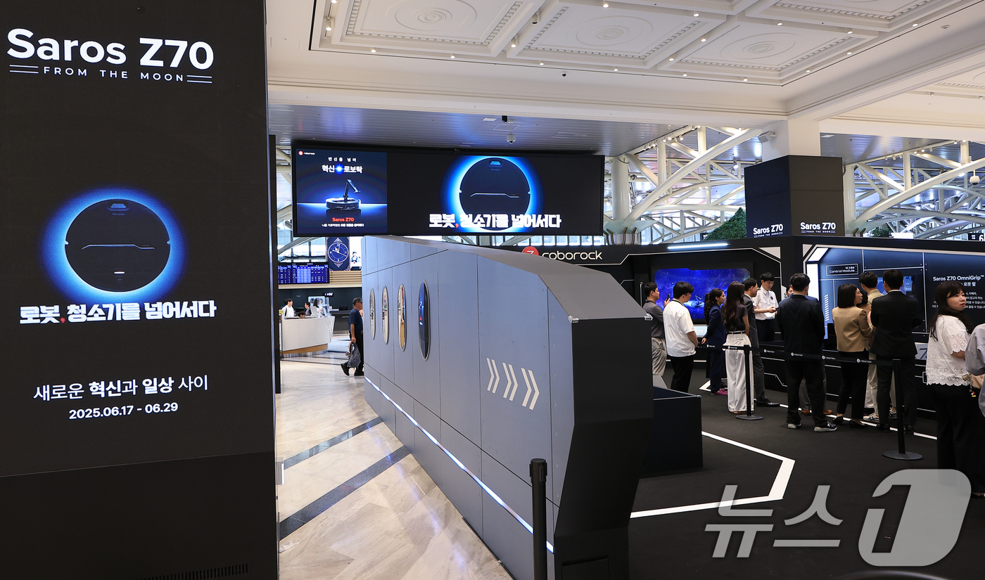 (서울=뉴스1) 박정호 기자 = 17일 오전 서울 서초구 신반포로 신세계 강남 고속버스터미널 1층에 글로벌 스마트 홈 기업 로보락(Roborock)의 '로보락 Saros Z70' …