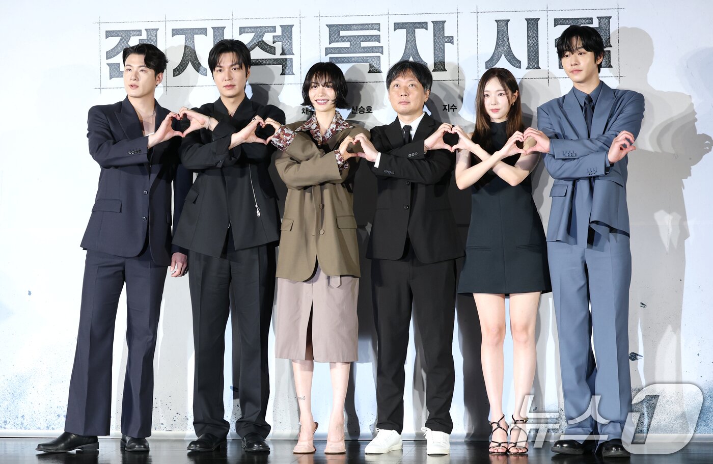 본문 이미지 - 배우 신승호&#40;왼쪽부터&#41;와 이민호, 나나, 김병우 감독, 채수빈, 안효섭이 17일 서울 광진구 롯데시네마 건대입구에서 열린 영화 &#39;전지적 독자 시점‘ 제작보고회에 참석해 포즈를 취하고 있다. &#39;전지적 독자 시점&#39;은 10년 이상 연재된 소설이 완결된 날 소설 속 세계가 현실이 되어 버리고, 유일한 독자였던 ‘김독자’가 소설의 주인공 ‘유중혁’ 그리고 동료들과 함께 멸망한 세계에서 살아남기 위한 판타지 액션 영화다. 2025.6.17/뉴스1 ⓒ News1 권현진 기자