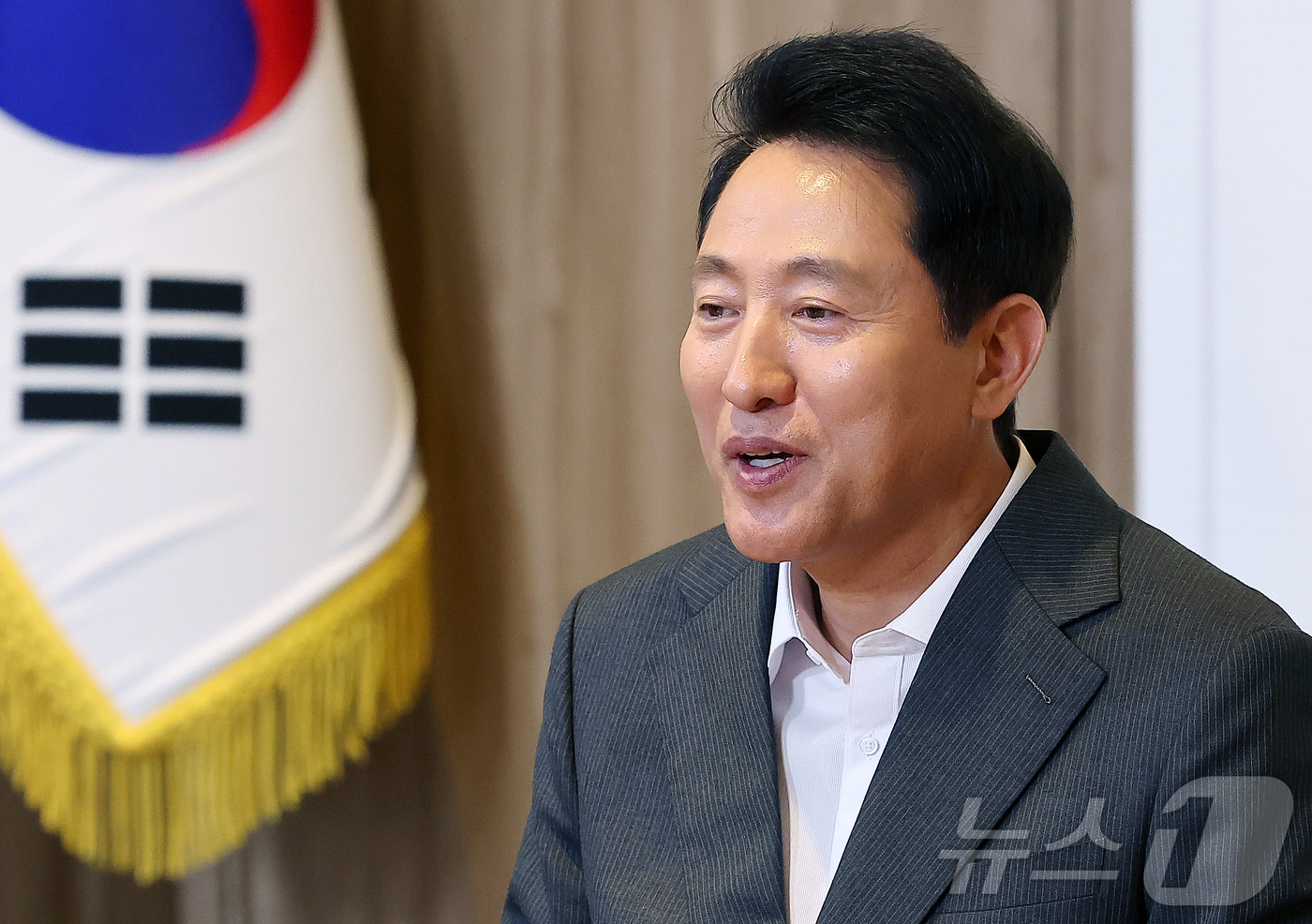 (서울=뉴스1) 김진환 기자 = 오세훈 서울시장이 17일 서울 중구 서울특별시청 집무실에서 열린 임신 공무원 응원 오찬 행사에 참석해 인사말을 하고 있다. 2025.6.17/뉴스1 …