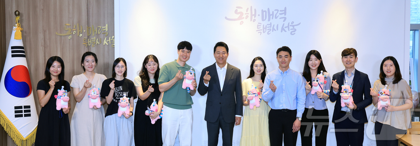 (서울=뉴스1) 김진환 기자 = 오세훈 서울시장이 17일 서울 중구 서울특별시청 집무실에서 열린 임신 공무원 응원 오찬 행사에 참석해 미소를 짓고 있다. 2025.6.17/뉴스1