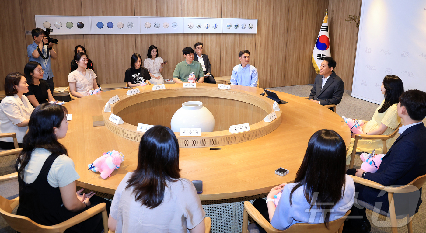 (서울=뉴스1) 김진환 기자 = 오세훈 서울시장이 17일 서울 중구 서울특별시청 집무실에서 열린 임신 공무원 응원 오찬 행사에 참석해 인사말을 하고 있다. 2025.6.17/뉴스1 …