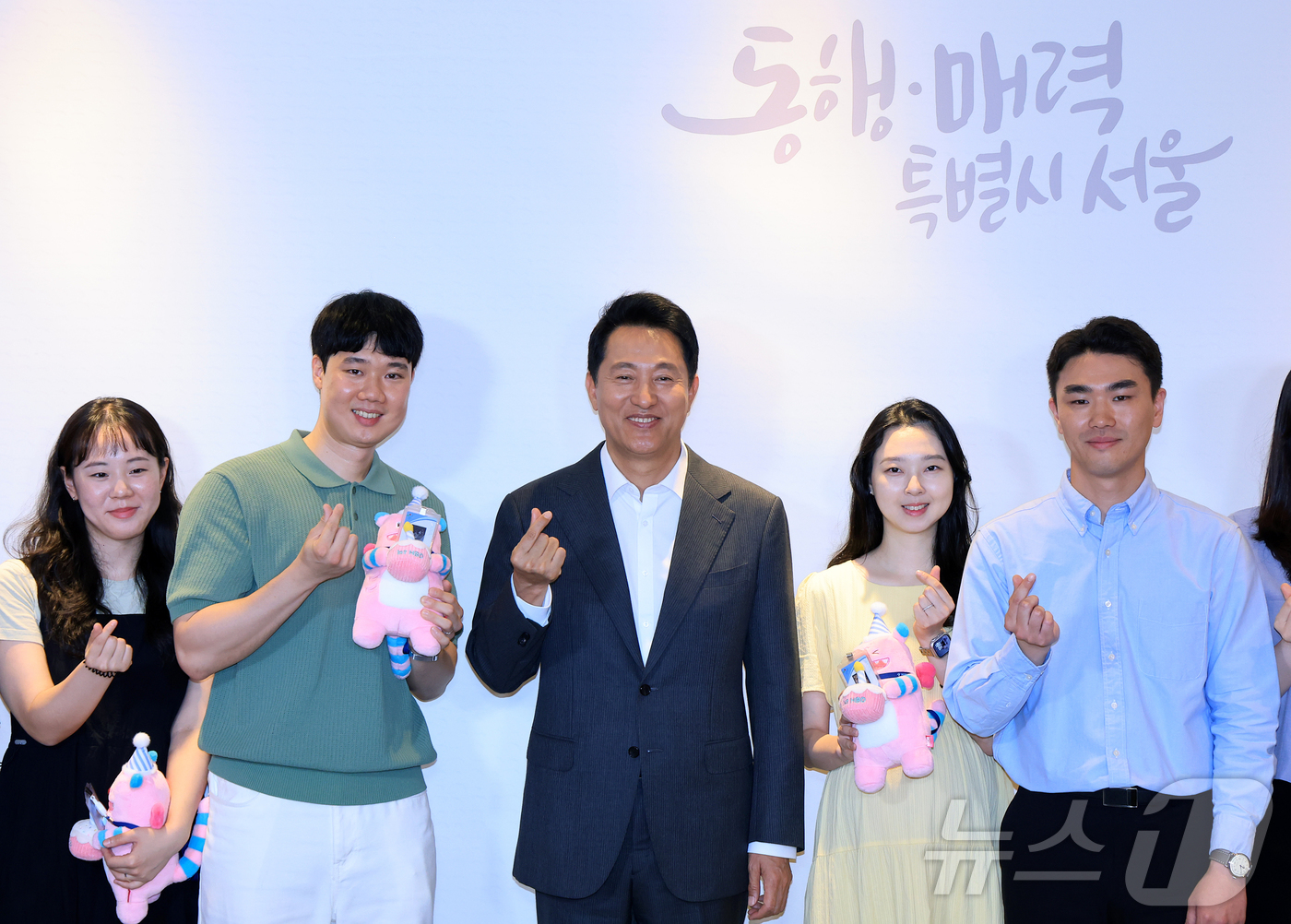 (서울=뉴스1) 김진환 기자 = 오세훈 서울시장이 17일 서울 중구 서울특별시청 집무실에서 열린 임신 공무원 응원 오찬 행사에 참석해 미소를 짓고 있다. 2025.6.17/뉴스1
