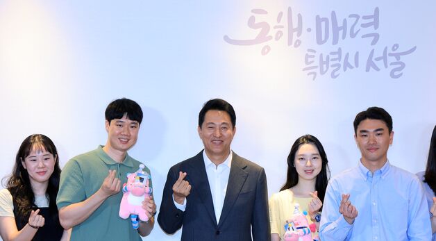 임신 공무원들과 기념 촬영하는 오세훈 시장