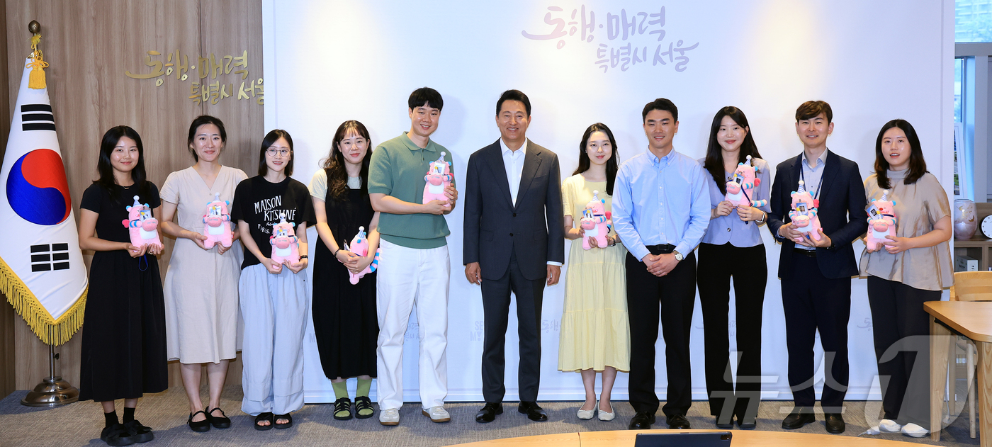 (서울=뉴스1) 김진환 기자 = 오세훈 서울시장이 17일 서울 중구 서울특별시청 집무실에서 열린 임신 공무원 응원 오찬 행사에서 참석자들과 기념 촬영을 하고 있다. 2025.6.1 …