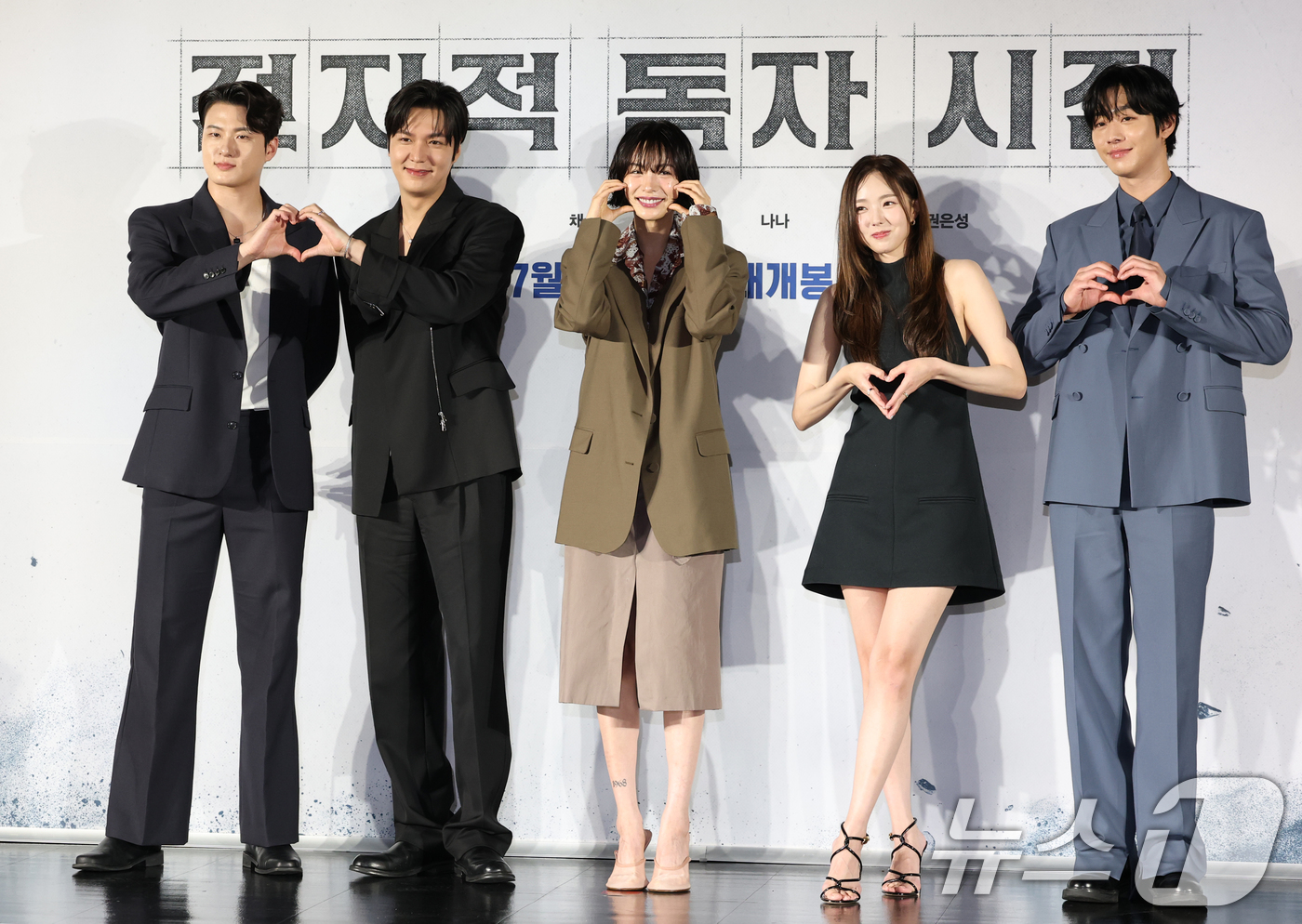 (서울=뉴스1) 권현진 기자 = 배우 신승호(왼쪽부터)와 이민호, 나나, 채수빈, 안효섭이 17일 서울 광진구 롯데시네마 건대입구에서 열린 영화 '전지적 독자 시점‘ 제작보고회에 …