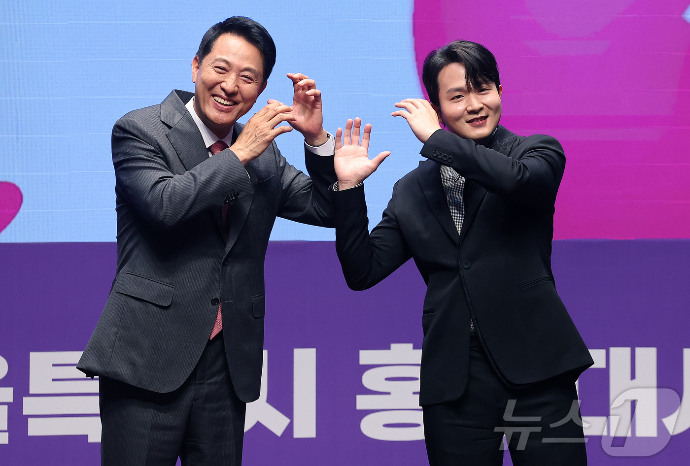 (서울=뉴스1) 김진환 기자 = 피아니스트 선우예권이 17일 오전 서울특별시청에서 열린 ‘2025 서울특별시 홍보대사 위촉식’에서 오세훈 서울시장(왼쪽)과 기념 촬영을 하고 있다. …