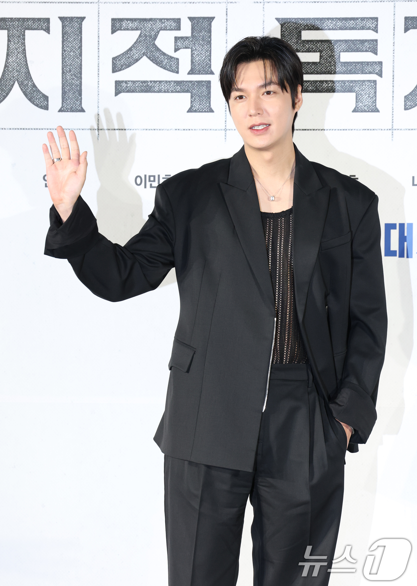 (서울=뉴스1) 권현진 기자 = 배우 이민호가 17일 서울 광진구 롯데시네마 건대입구에서 열린 영화 '전지적 독자 시점‘(감독 김병우) 제작보고회에 참석해 포즈를 취하고 있다.'전 …