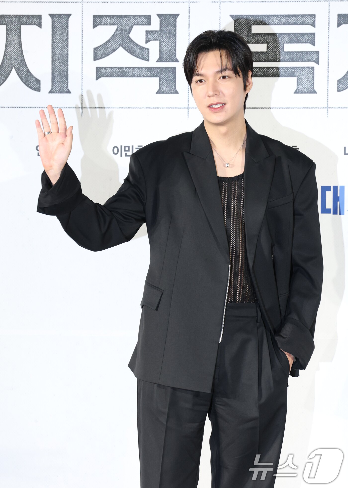 본문 이미지 - 배우 이민호가 17일 서울 광진구 롯데시네마 건대입구에서 열린 영화 &#39;전지적 독자 시점‘&#40;감독 김병우&#41; 제작보고회에 참석해 포즈를 취하고 있다. &#39;전지적 독자 시점&#39;은 10년 이상 연재된 소설이 완결된 날 소설 속 세계가 현실이 되어 버리고, 유일한 독자였던 ‘김독자’가 소설의 주인공 ‘유중혁’ 그리고 동료들과 함께 멸망한 세계에서 살아남기 위한 판타지 액션 영화다. 2025.6.17/뉴스1 ⓒ News1 권현진 기자